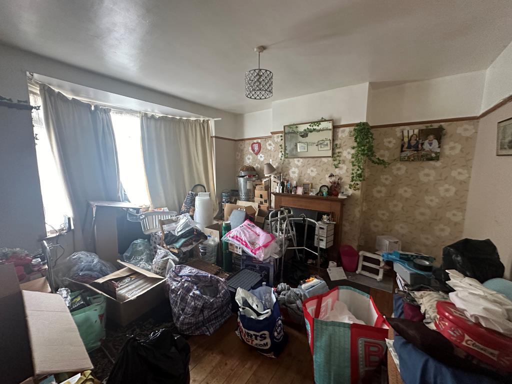 Lot: 144 - THREE-BEDROOM HOUSE FOR IMPROVEMENT - Living Room